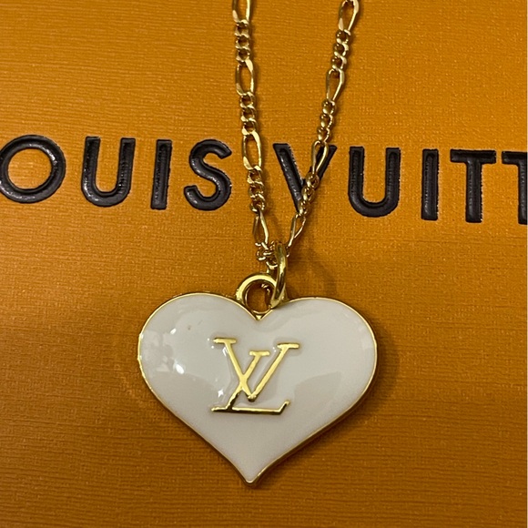 FASHION LOUIS VUITTON WHITE ENAMEL LV LOGO PULL CHARM NECKLACE 18β 14KGP CHAIN - Picture 1 of 3